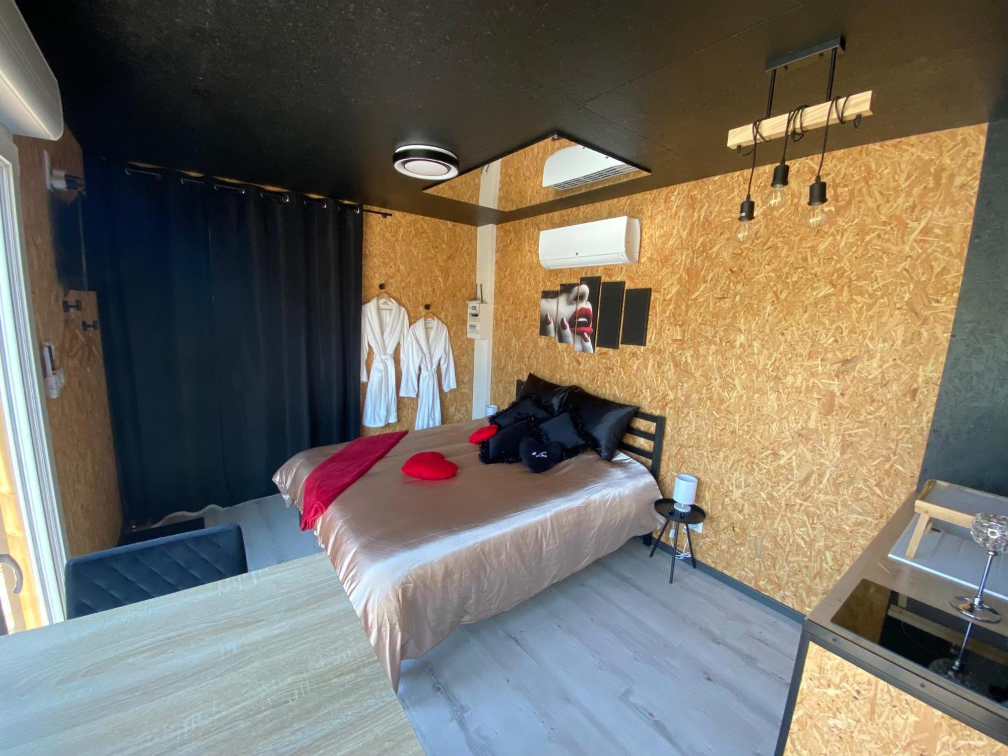 Mini Love Room Jacuzzi Privatif Urimenil Luaran gambar